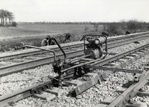 169005 Afbeelding van een kraagschroevendraaier met lasboutsleutel type Matisa van de N.S. tijdens ...